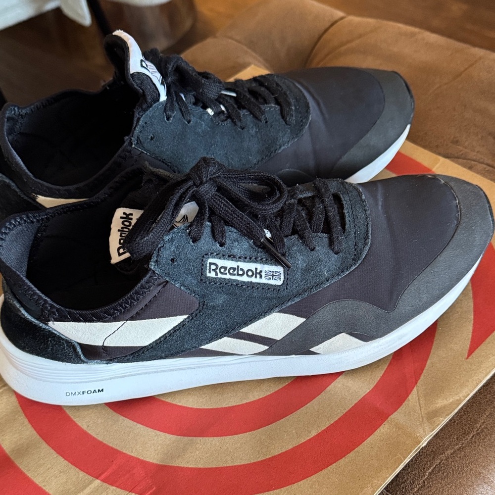 ❌SOLD ❌Reebok Men’s Black and White Low-Top Sneakers